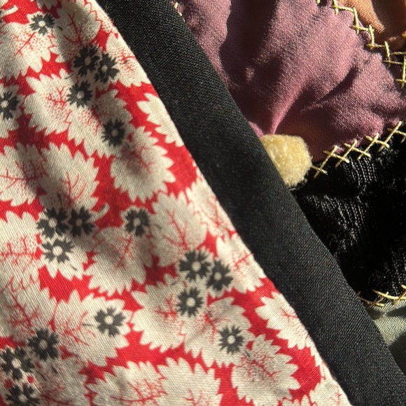 Beautiful hand sewn quilt. Every part is hand sewn including the binding. - Picture 14 of 14